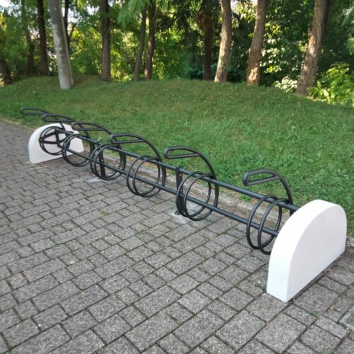 Fietsenrek Strike 12 Fietsenrek vrijstaand kopen? Design fietsenrek Strike, hier uitgevoerd in ral 9005 en witte betonsteunen. Topproduct
